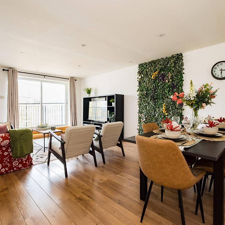 Wild Roses Service Apartments - East India Londra Esterno foto