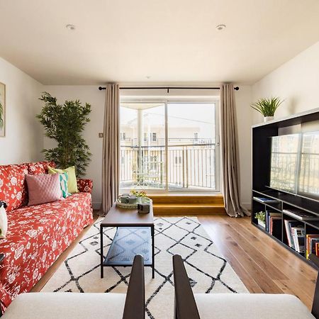 Wild Roses Service Apartments - East India Londra Esterno foto