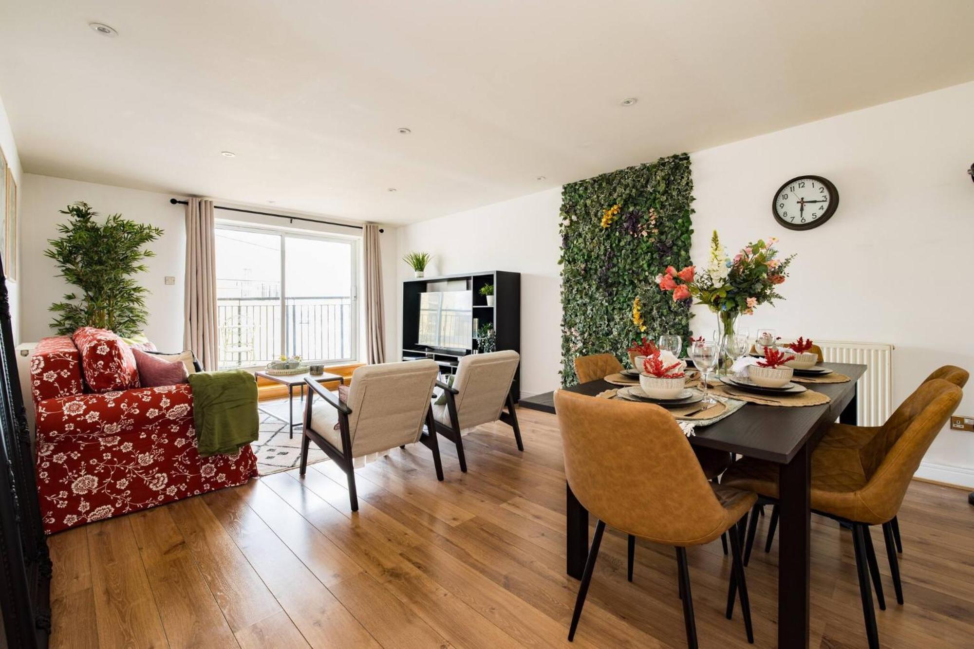 Wild Roses Service Apartments - East India Londra Esterno foto
