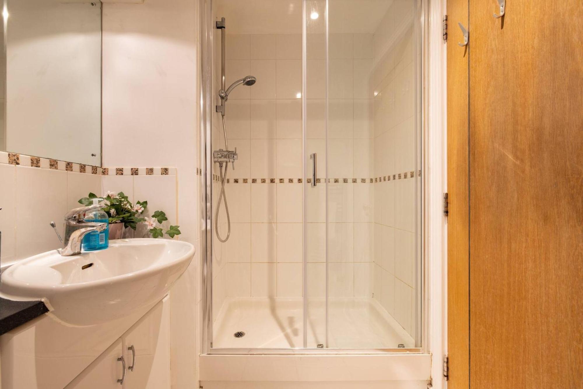 Wild Roses Service Apartments - East India Londra Esterno foto