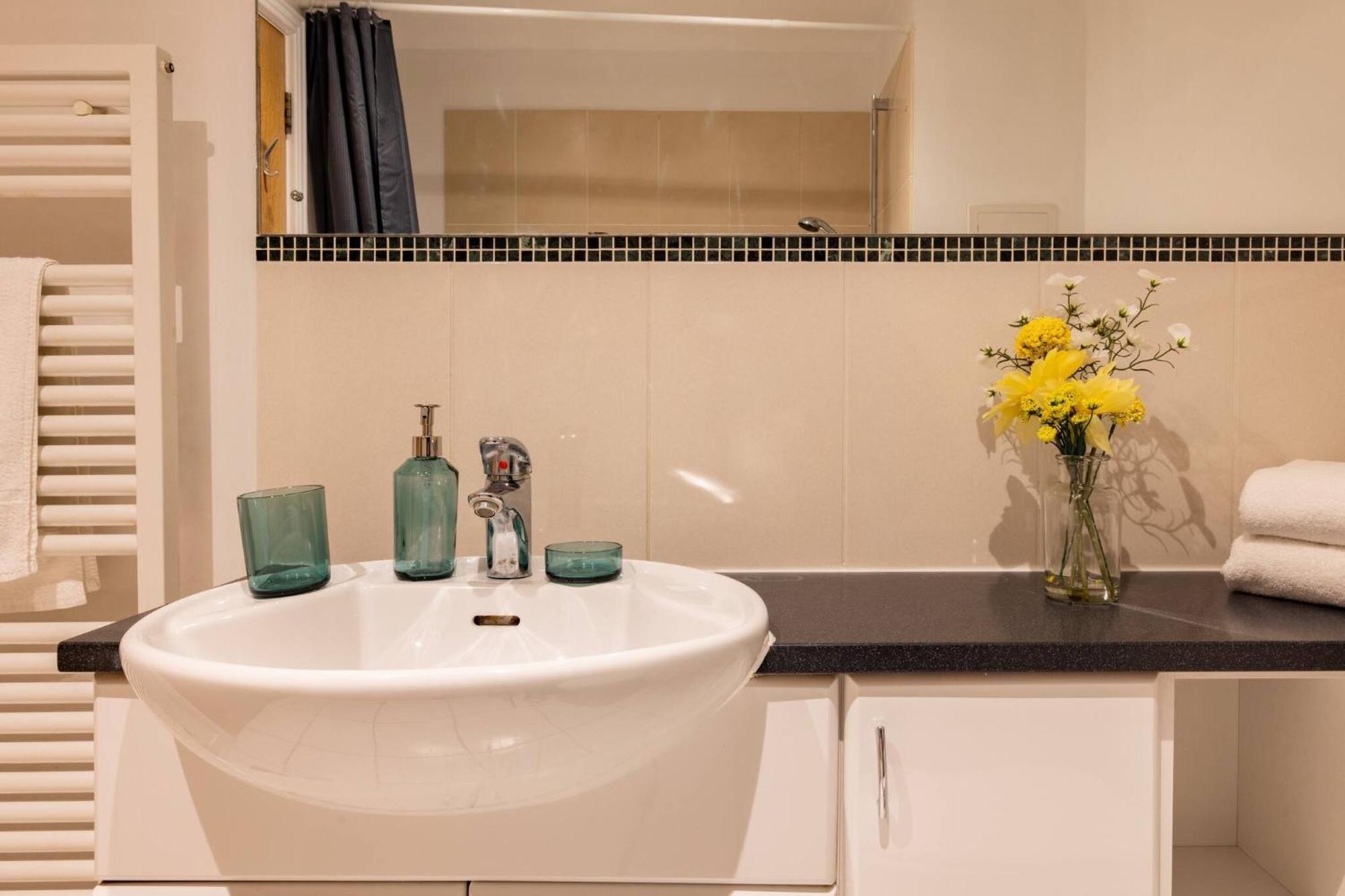 Wild Roses Service Apartments - East India Londra Esterno foto