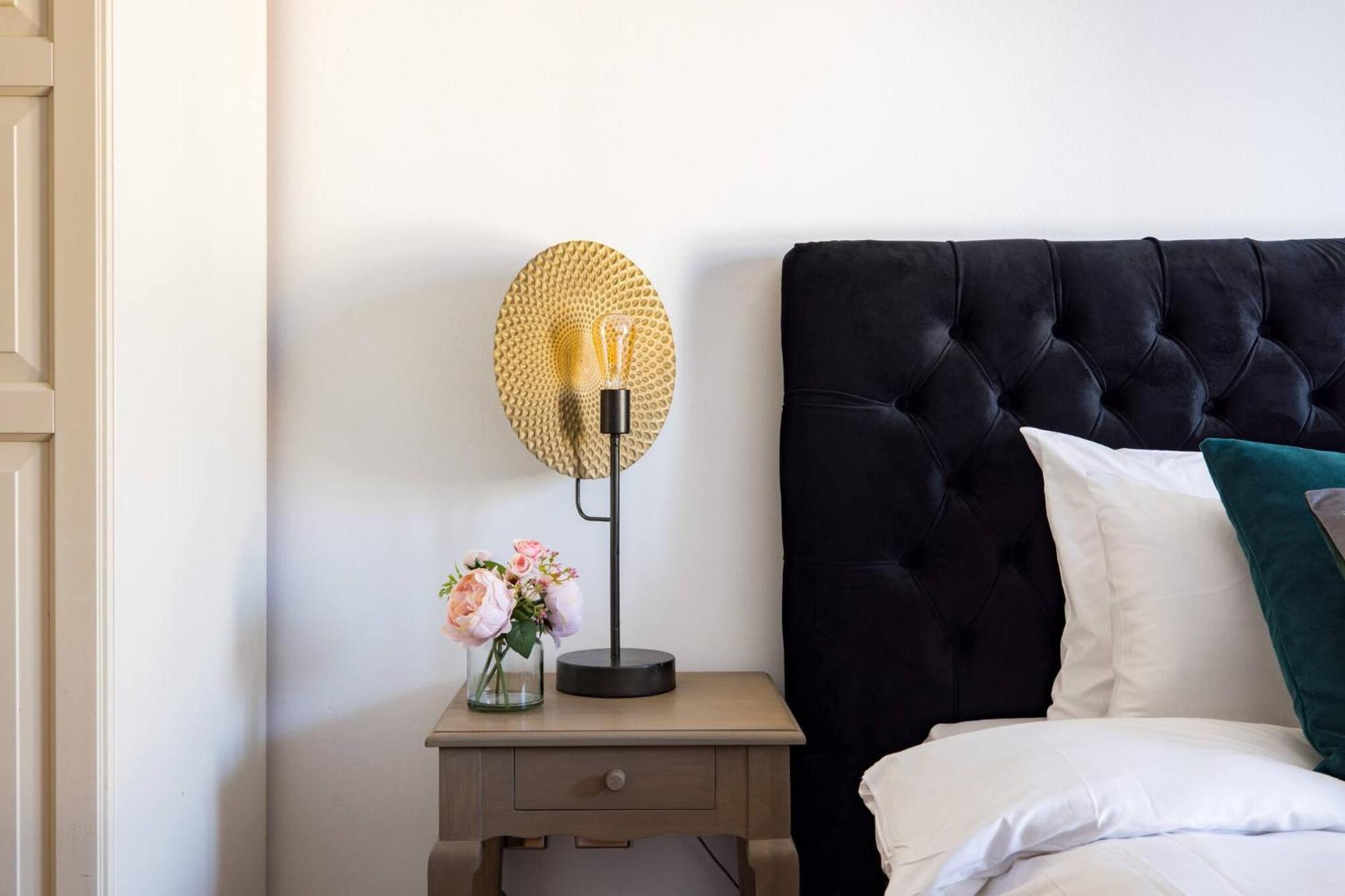 Wild Roses Service Apartments - East India Londra Esterno foto