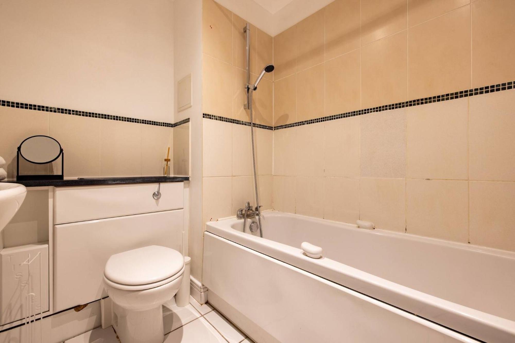 Wild Roses Service Apartments - East India Londra Esterno foto