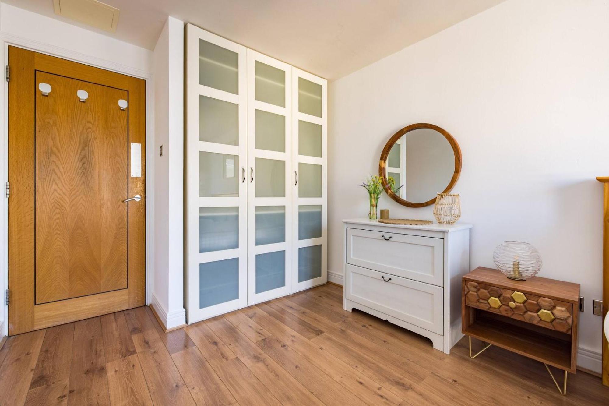 Wild Roses Service Apartments - East India Londra Esterno foto
