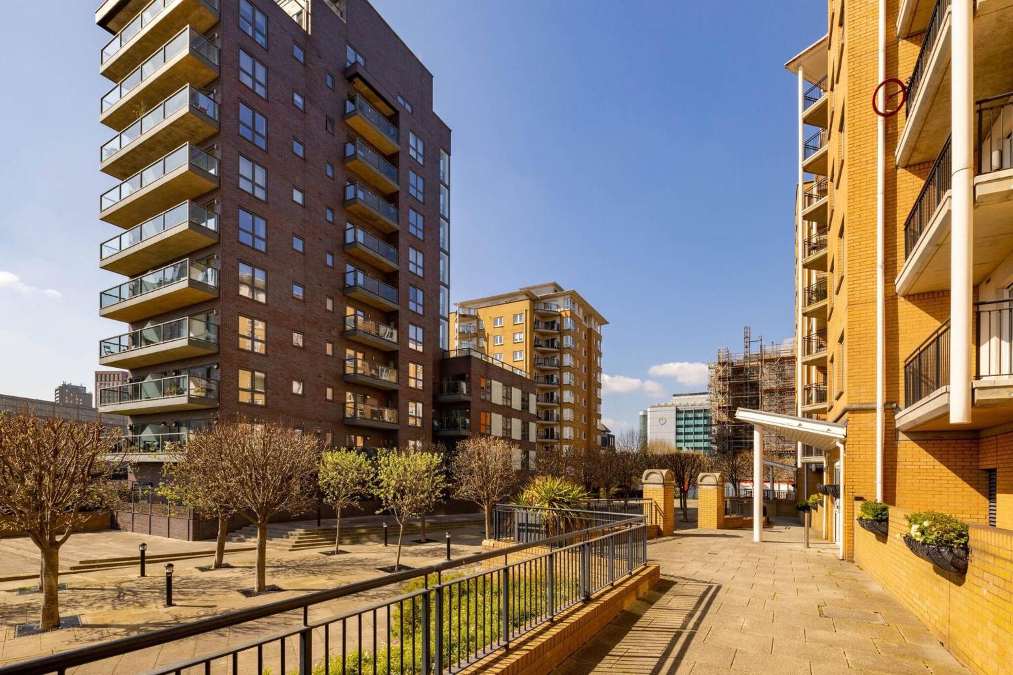 Wild Roses Service Apartments - East India Londra Esterno foto