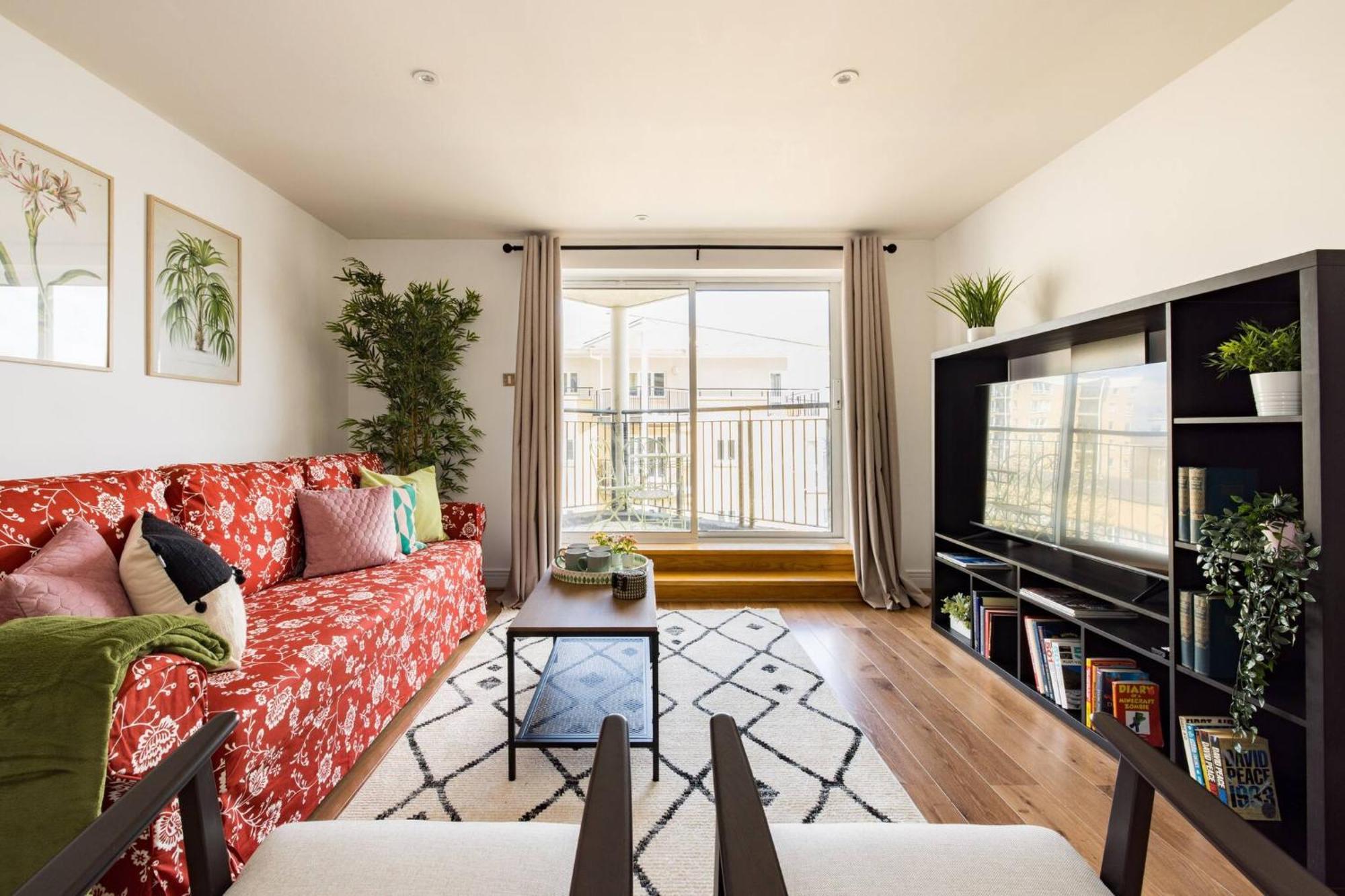 Wild Roses Service Apartments - East India Londra Esterno foto