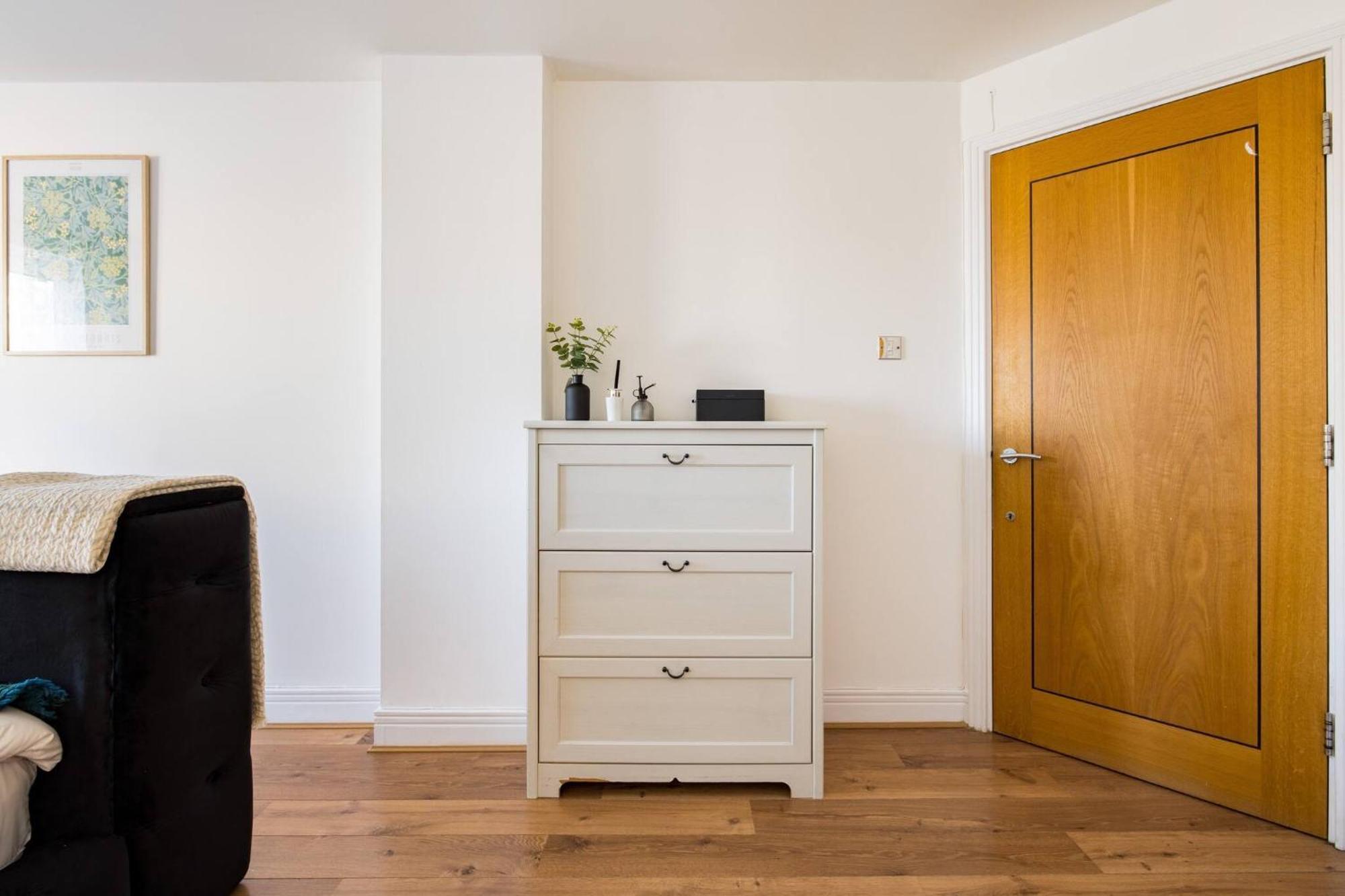Wild Roses Service Apartments - East India Londra Esterno foto