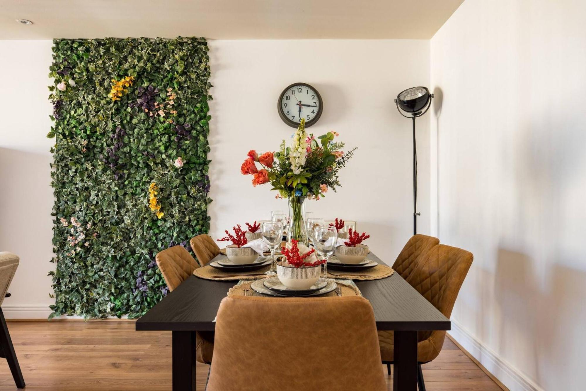 Wild Roses Service Apartments - East India Londra Esterno foto
