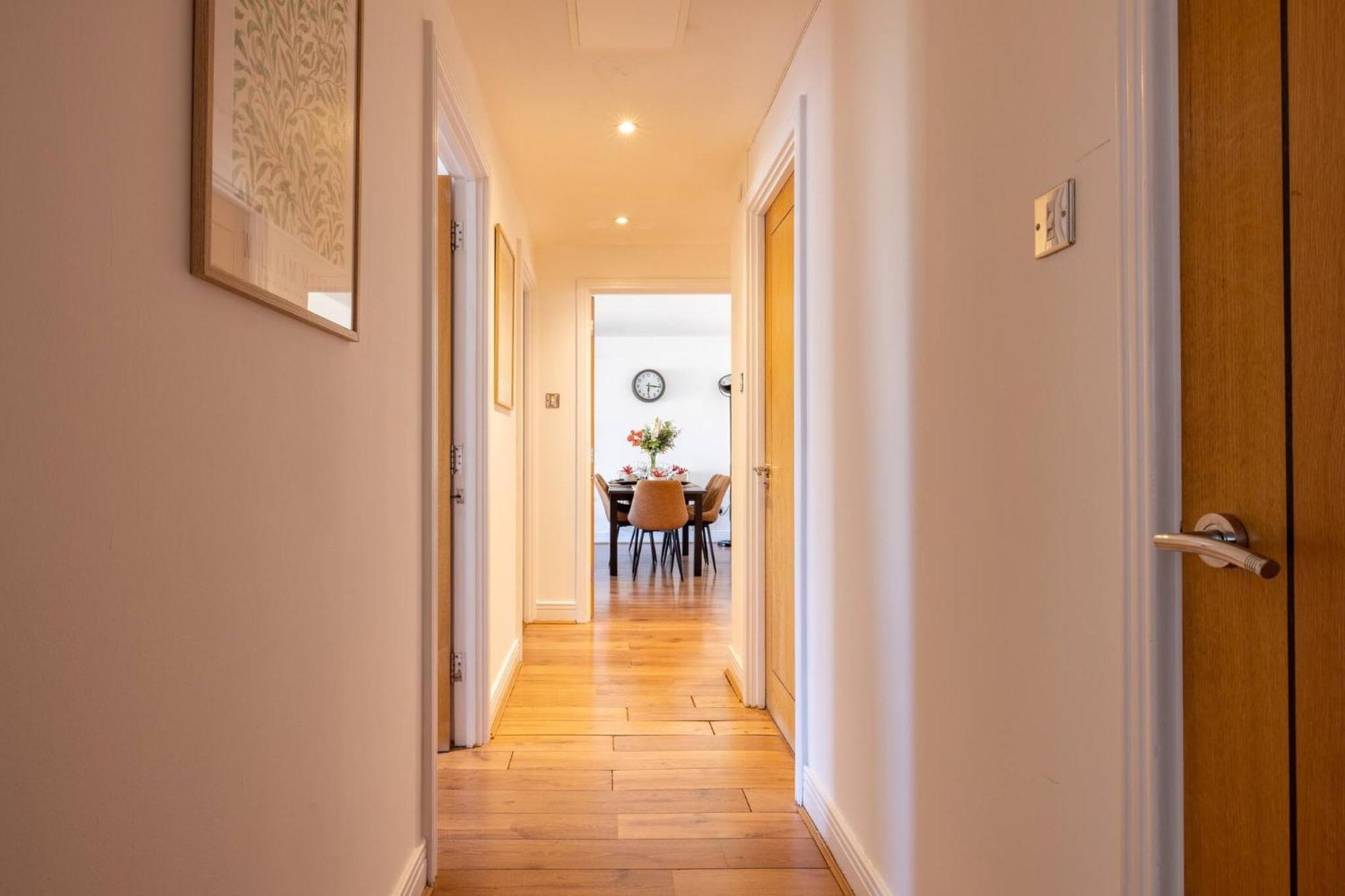 Wild Roses Service Apartments - East India Londra Esterno foto
