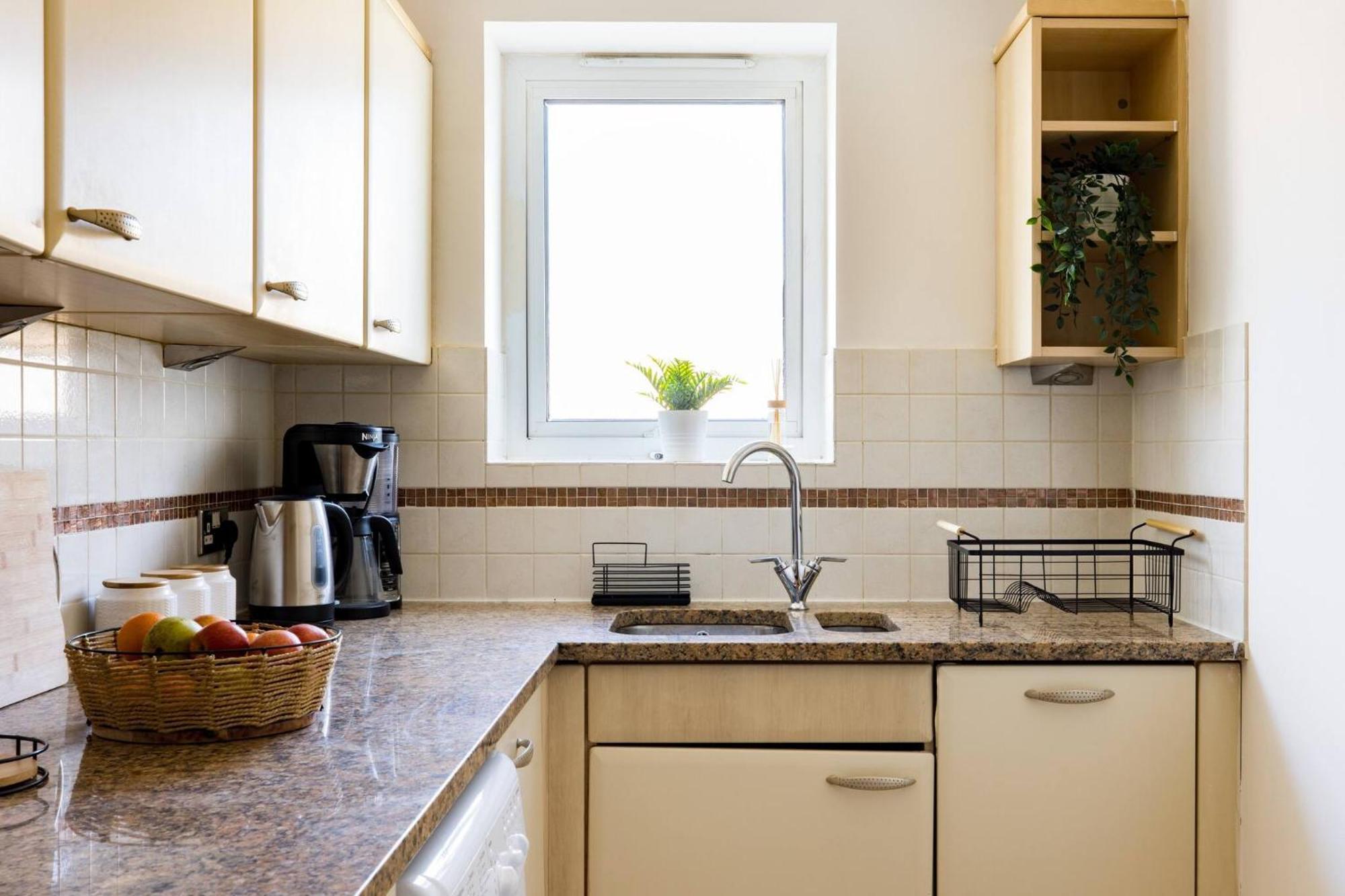 Wild Roses Service Apartments - East India Londra Esterno foto