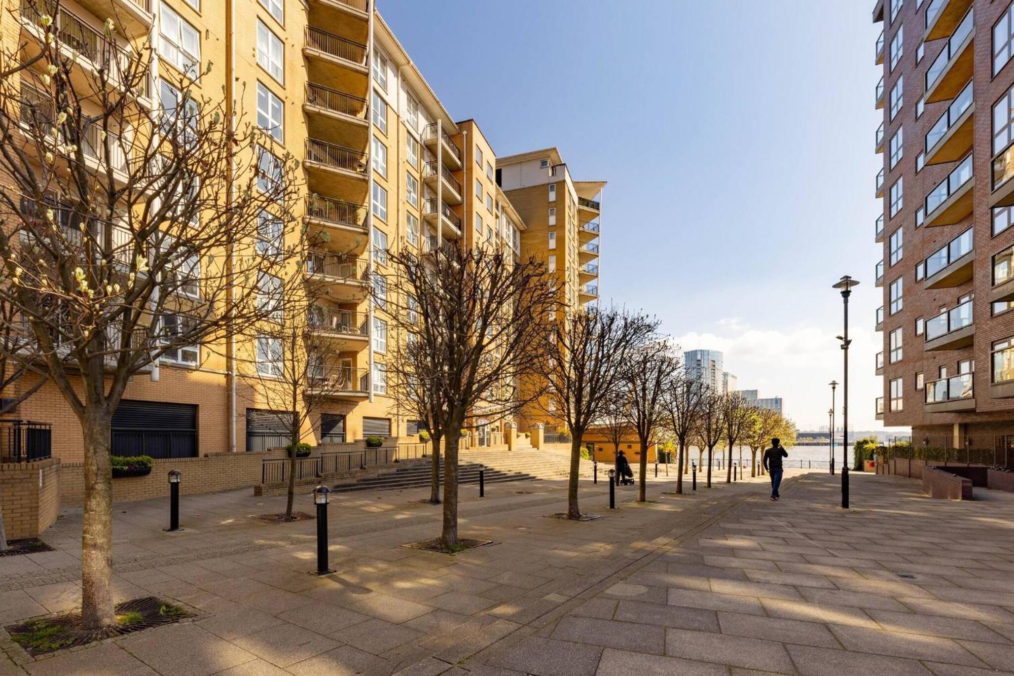 Wild Roses Service Apartments - East India Londra Esterno foto