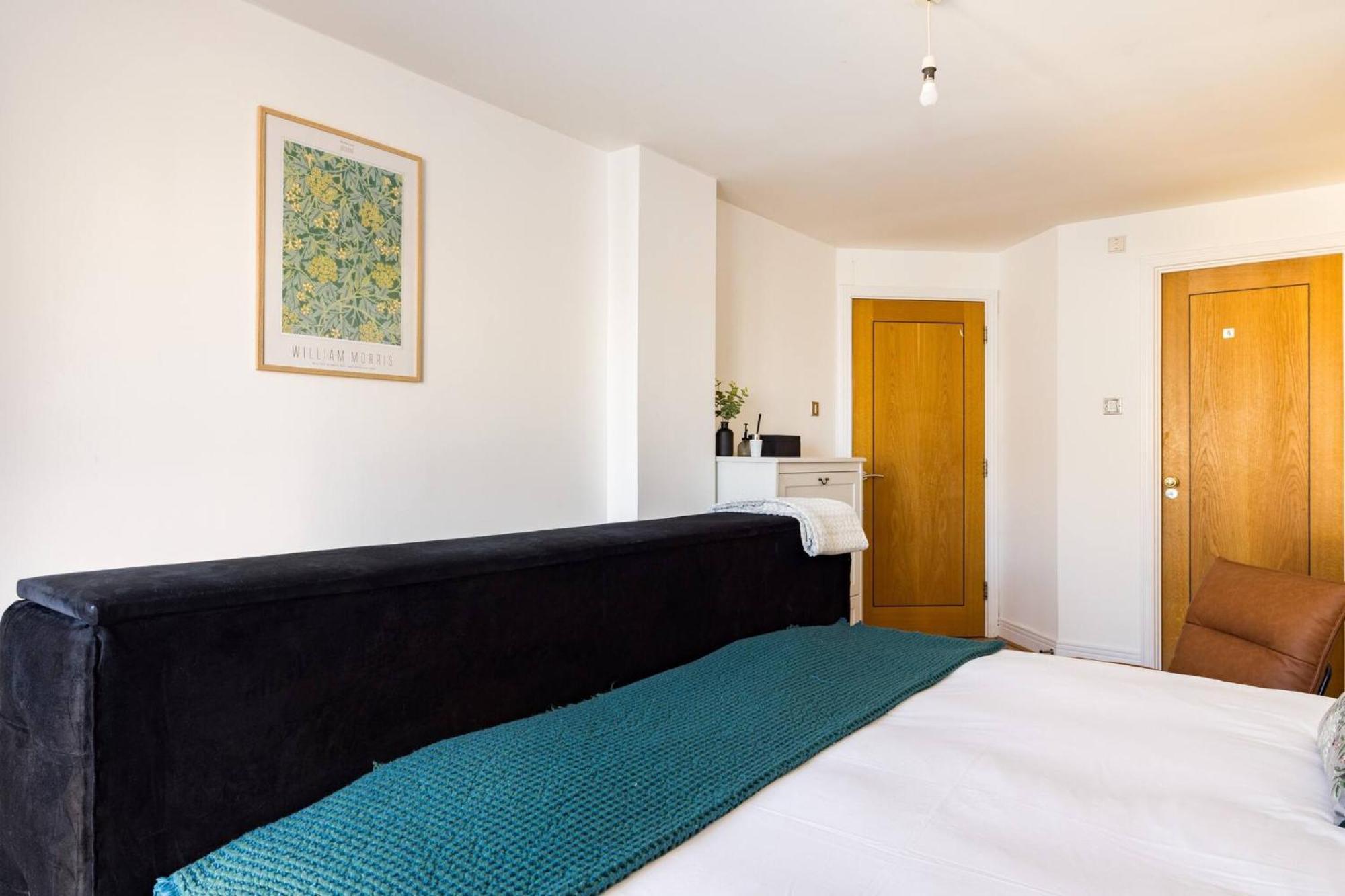 Wild Roses Service Apartments - East India Londra Esterno foto