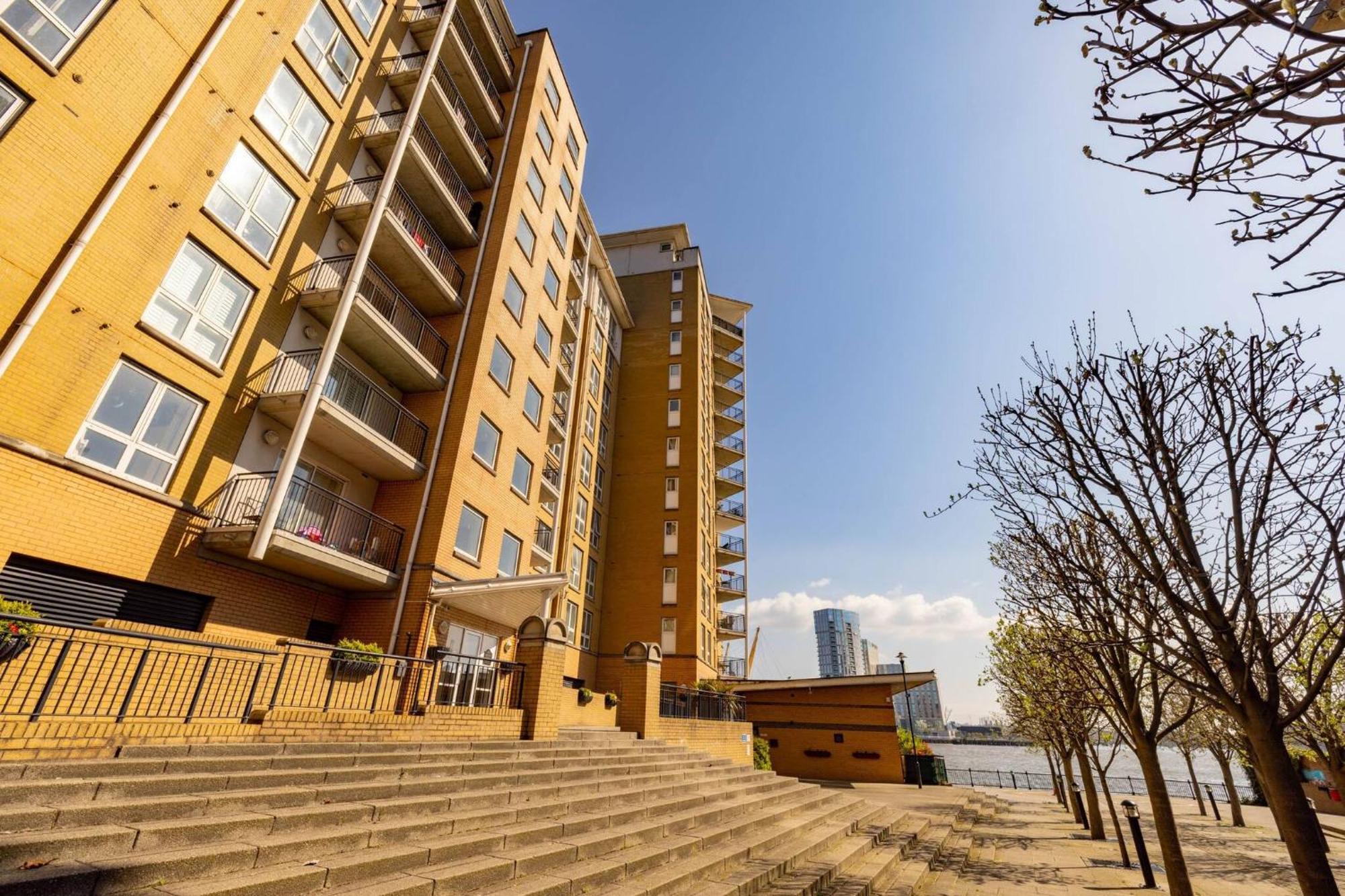 Wild Roses Service Apartments - East India Londra Esterno foto
