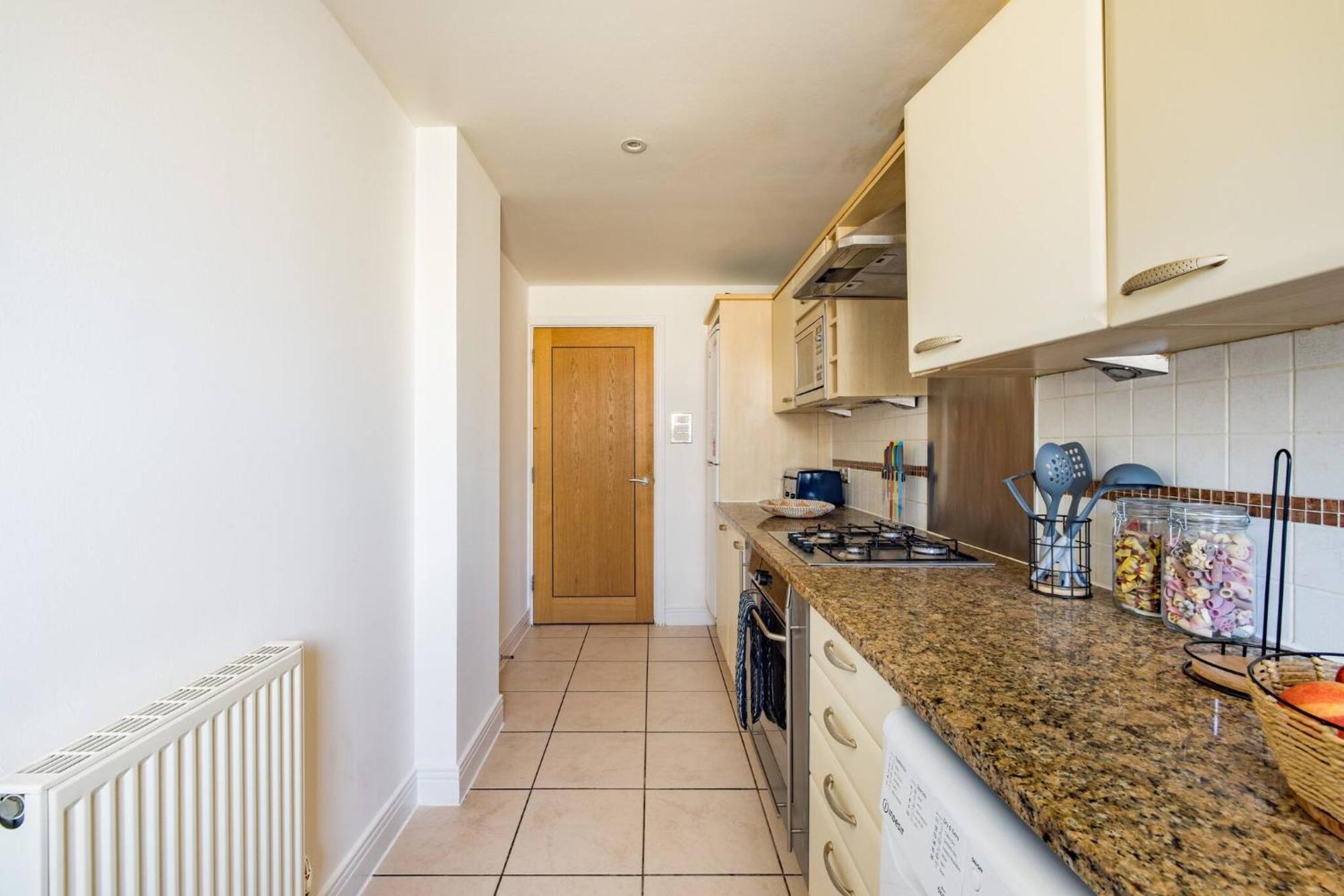 Wild Roses Service Apartments - East India Londra Esterno foto