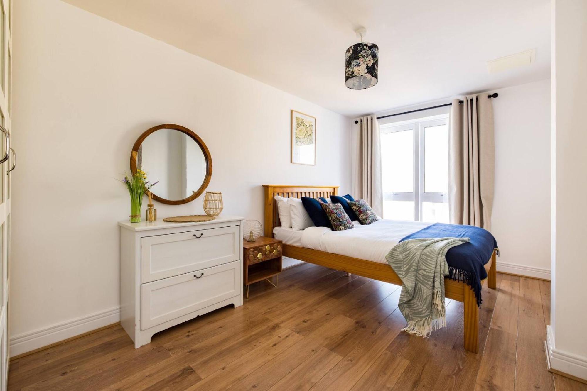 Wild Roses Service Apartments - East India Londra Esterno foto