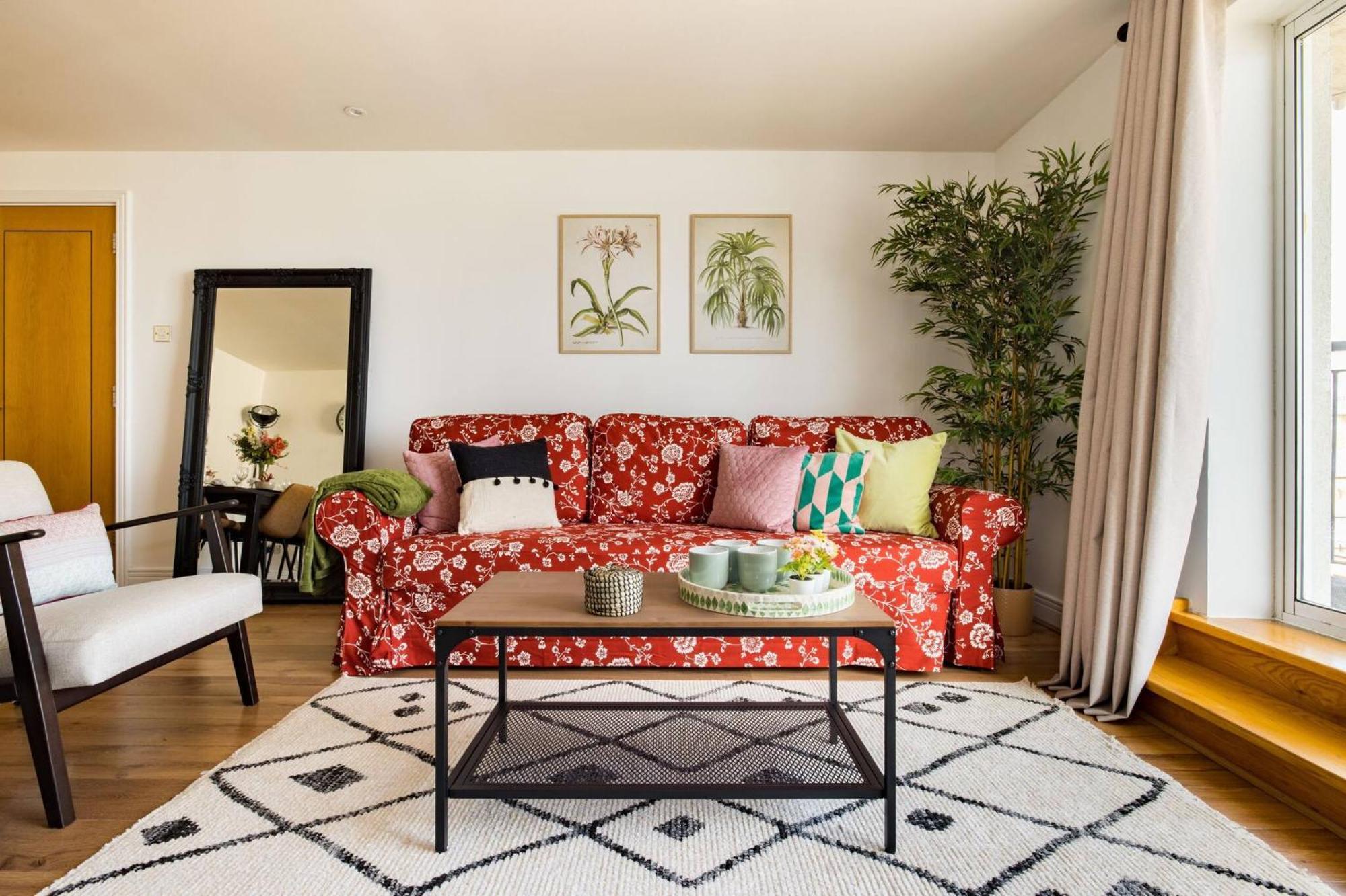 Wild Roses Service Apartments - East India Londra Esterno foto