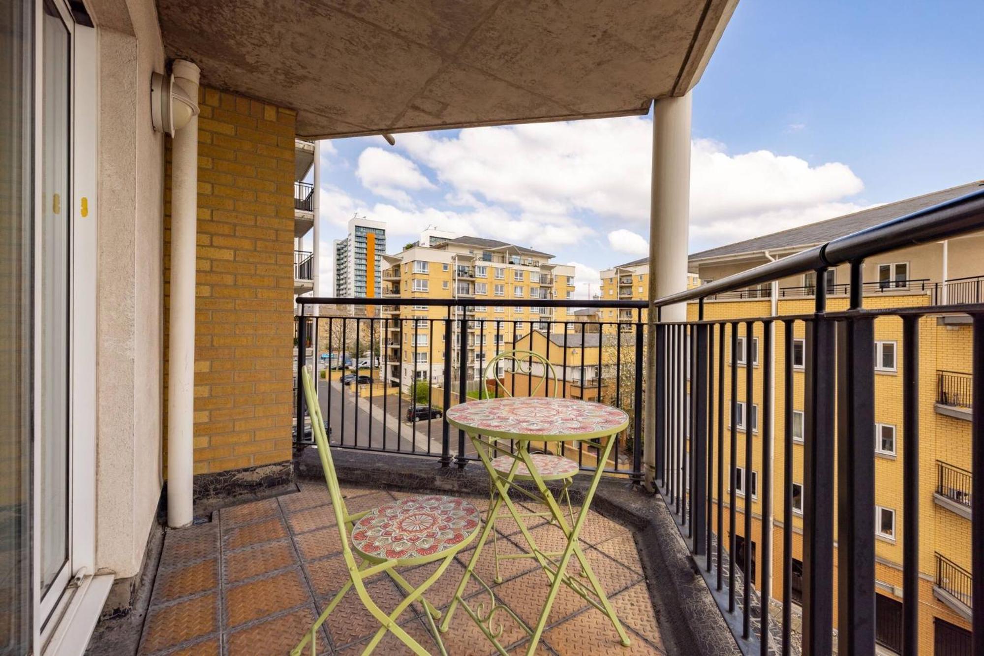 Wild Roses Service Apartments - East India Londra Esterno foto