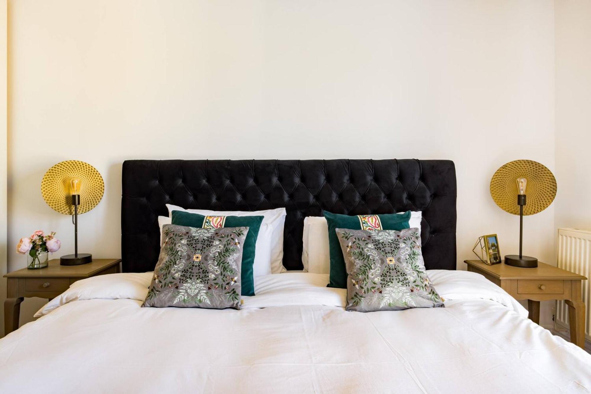 Wild Roses Service Apartments - East India Londra Esterno foto
