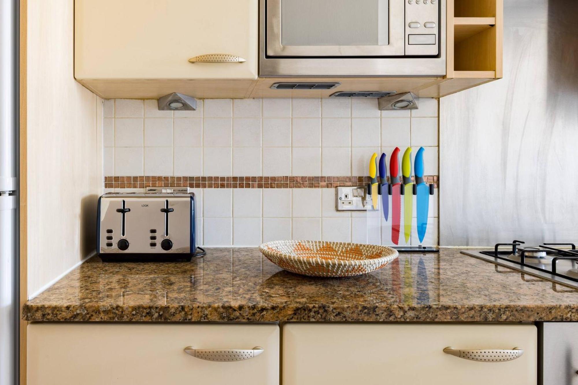 Wild Roses Service Apartments - East India Londra Esterno foto