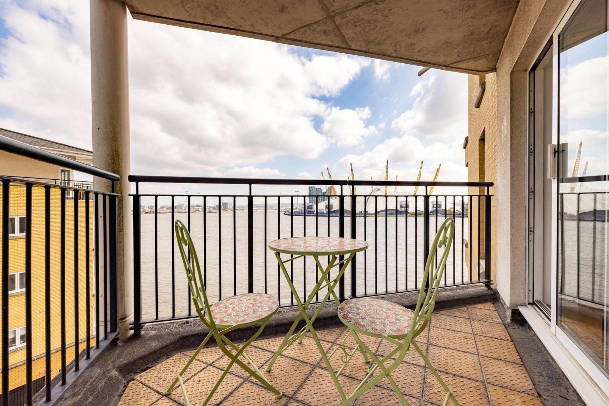 Wild Roses Service Apartments - East India Londra Esterno foto