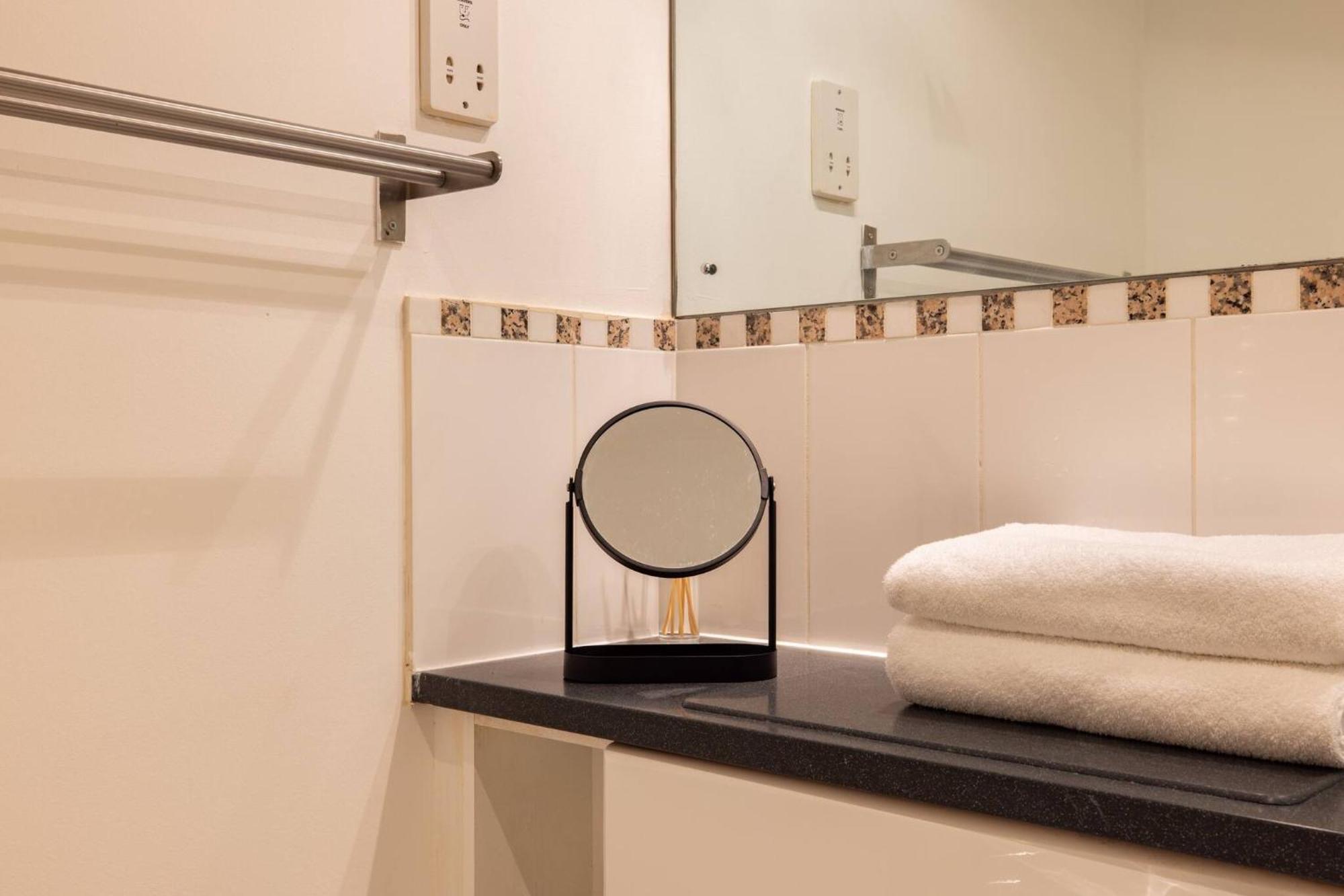 Wild Roses Service Apartments - East India Londra Esterno foto