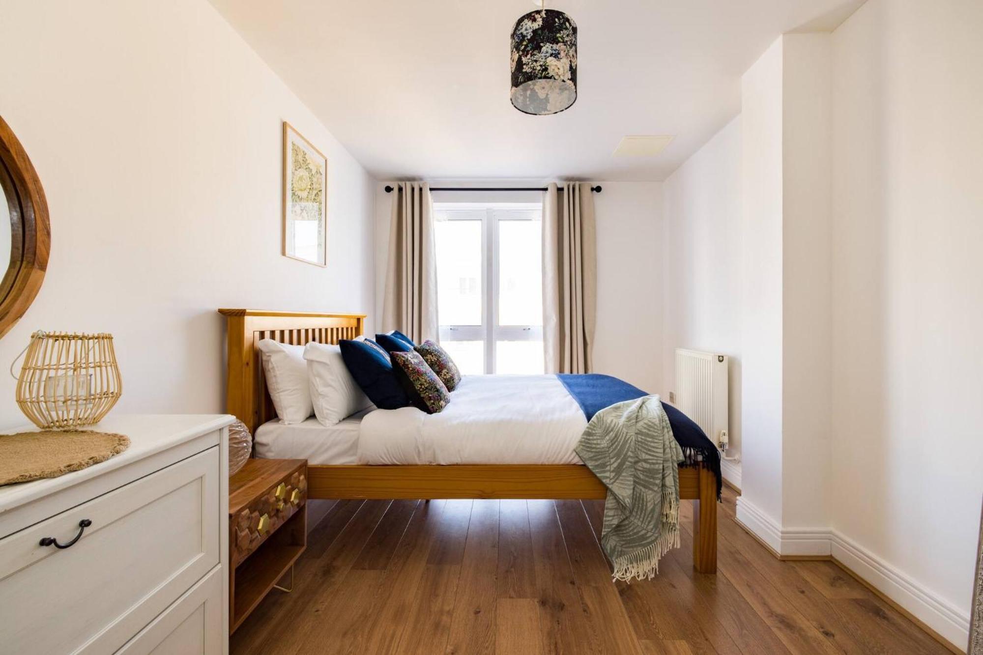 Wild Roses Service Apartments - East India Londra Esterno foto